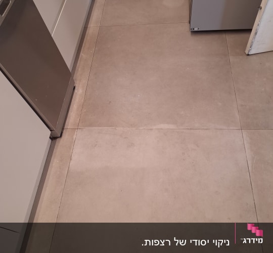 רצפת אריחי גרניט פורצלן מבריקה ונקייה במטבח